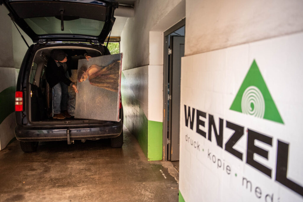 Ausladen eines Gemäldes aus einem Fahrzeug